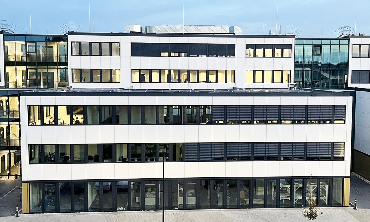 Firmengebäude von ACTIWARE Infosystems mit moderner Glas- und Fassadenarchitektur