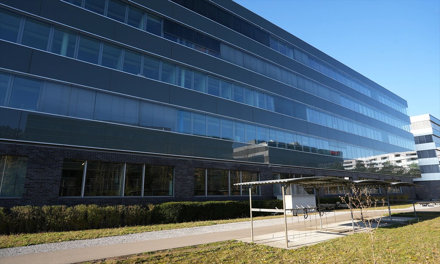 Firmengebäude von ACTIWARE Schweiz mit moderner Glas- und Fassadenarchitektur