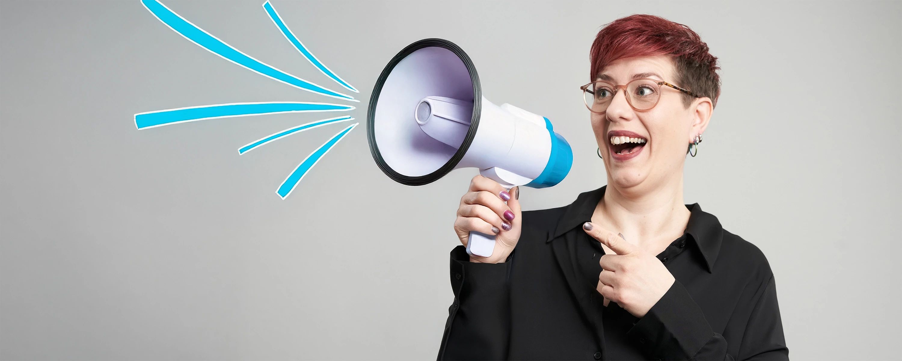 Lachende Frau mit Megafon und blauen grafischen Schallwellen – Symbolbild für Neuigkeiten, Kommunikation und aktuelle Informationen