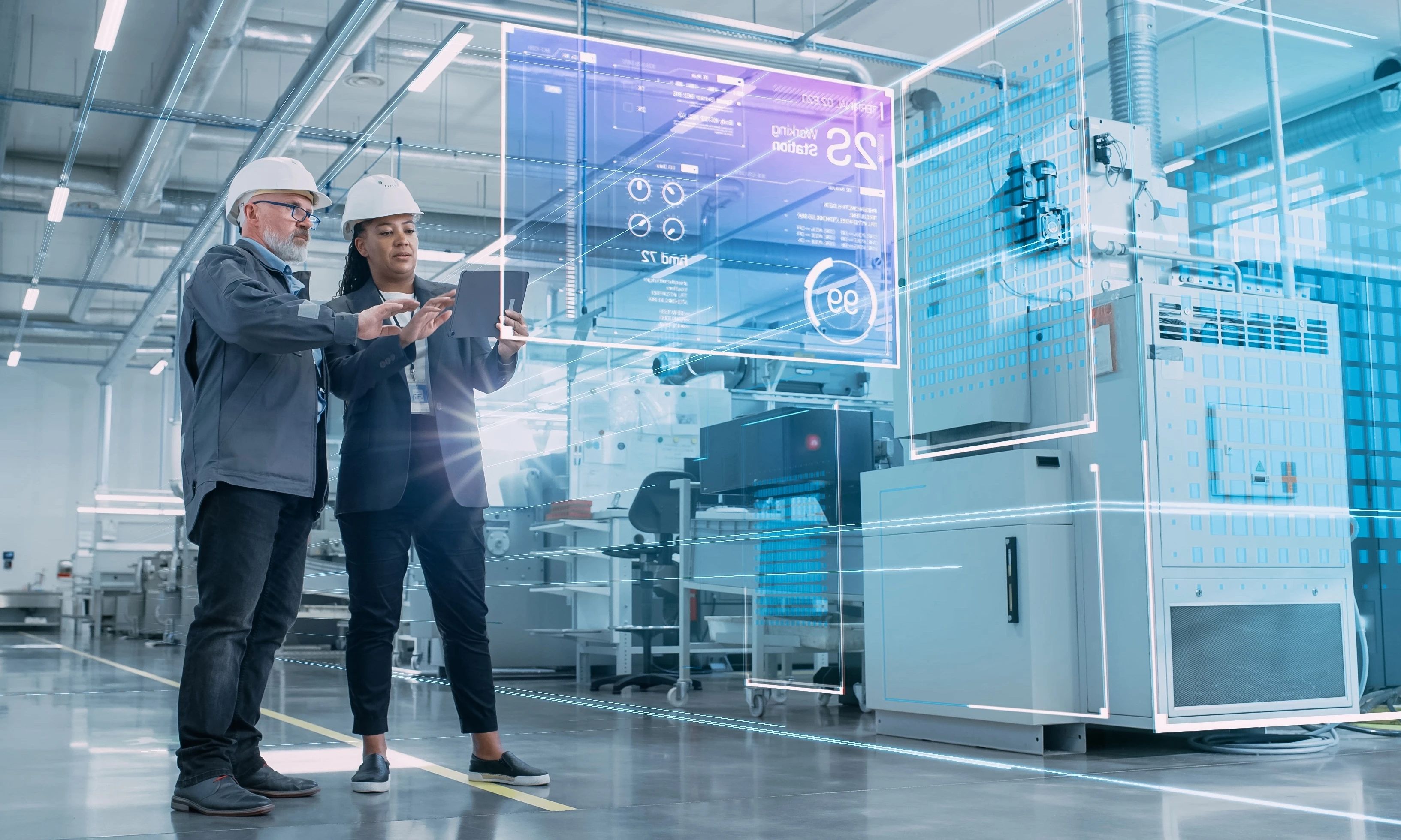 Zwei Mitarbeitende in einer Produktionshalle diskutieren Daten auf einem virtuellen Dashboard.