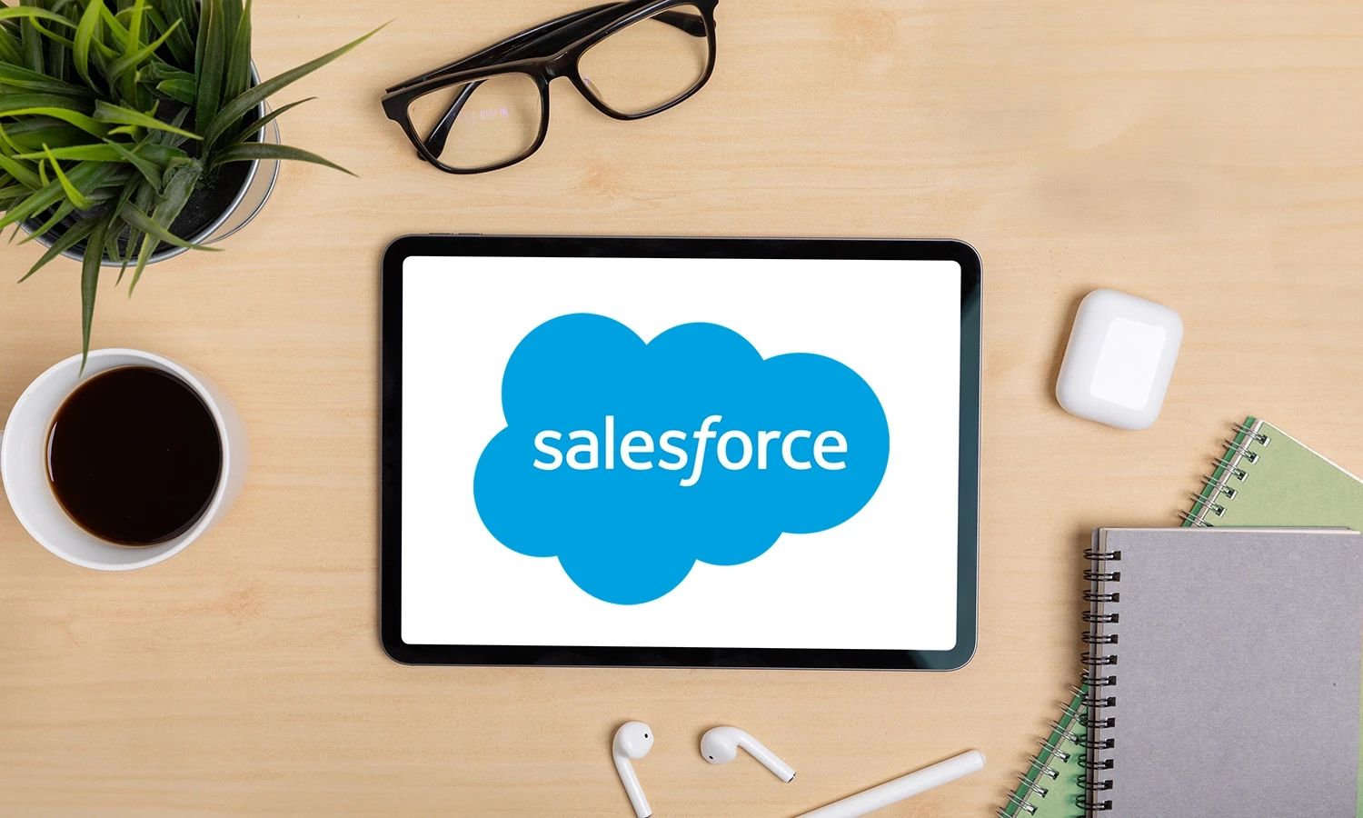 Tablet mit Salesforce-Logo auf einem Schreibtisch.