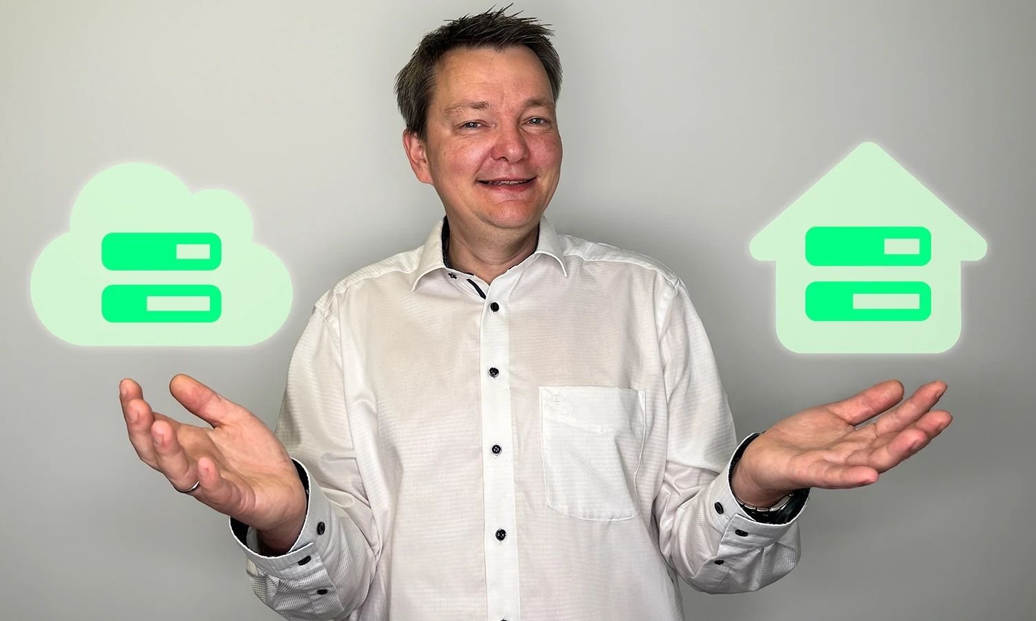 Lächelnder Mitarbeiter präsentiert mit ausgestreckten Händen zwei leuchtende Symbole: links eine Cloud mit Servern, rechts ein Haus mit Servern – visuelle Metapher für Cloud- vs. On-Premise-Lösungen.