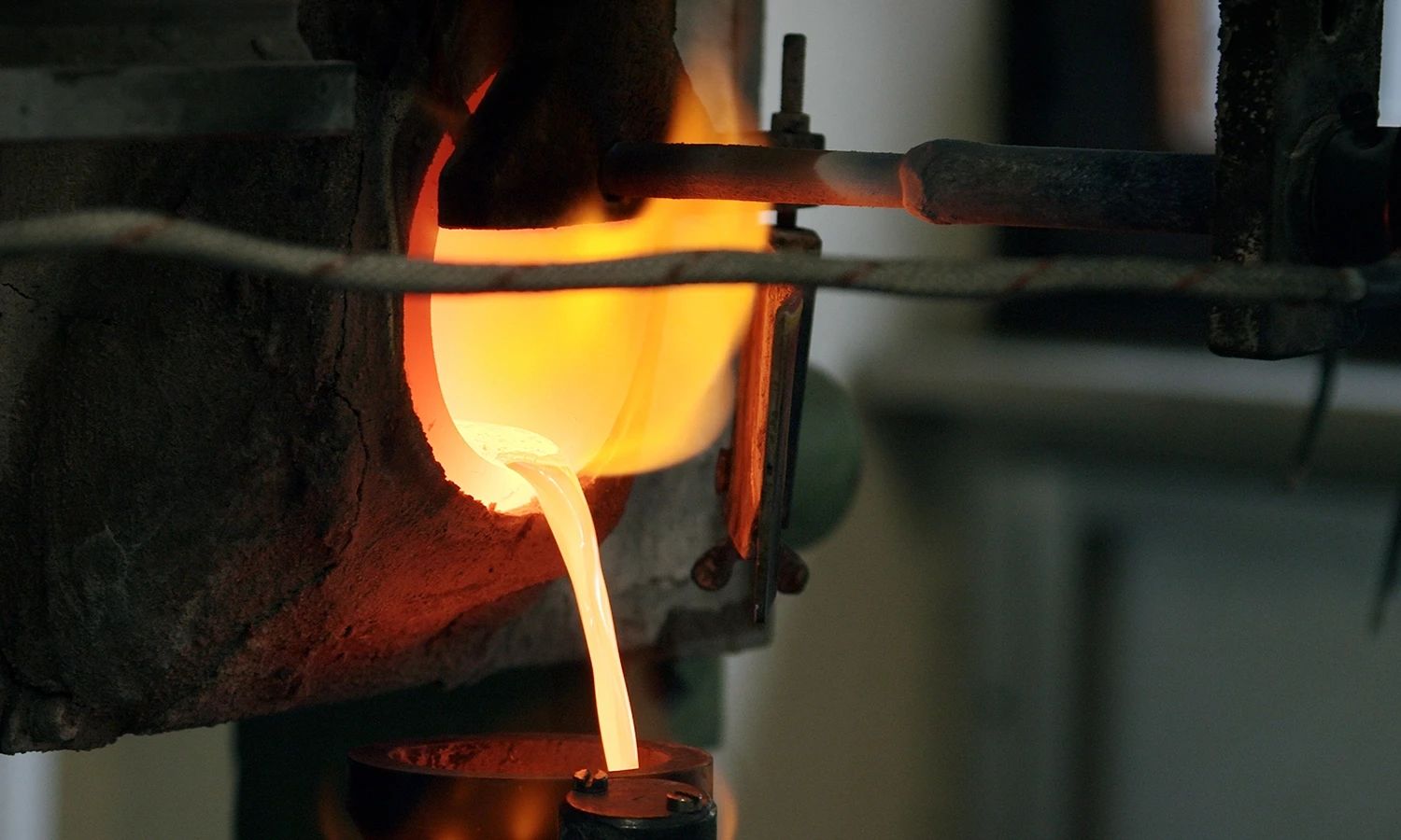 Flüssiges Metall wird in einer industriellen Gießanlage bei Binder präzise verarbeitet – Hightech-Fertigung für innovative Metall- und Werkstofftechnologien.