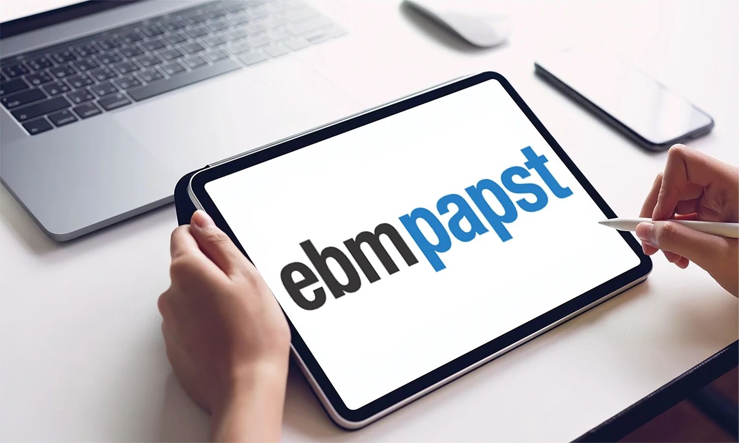 EBM Papst Logo auf einem Tablet-Display – Symbol für digitale Innovation, technologische Kompetenz und energieeffiziente Lüfterlösungen.