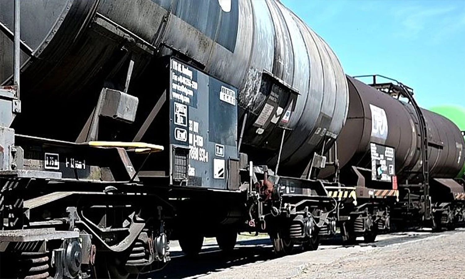 Reihe von Kesselwagen auf dem Werksgelände der Franz Kaminski Waggonbau GmbH – spezialisierte Instandhaltung und Prüfung von Güter- und Tankwaggons für den Schienengüterverkehr.