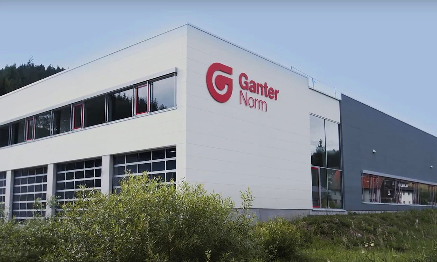 Produktionsgebäude von Otto Ganter in Furtwangen – moderner Unternehmenssitz und Fertigungsstandort für Norm‑ und Bedienteile.