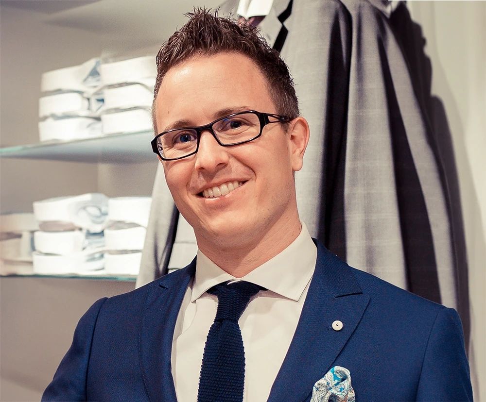 PKZ‑Mitarbeiter in elegantem Anzug – kompetente Modeberatung und persönlicher Service im traditionsreichen Schweizer Modehaus PKZ.